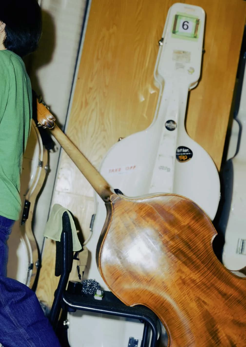 Jung — Backstage mit Gitarre